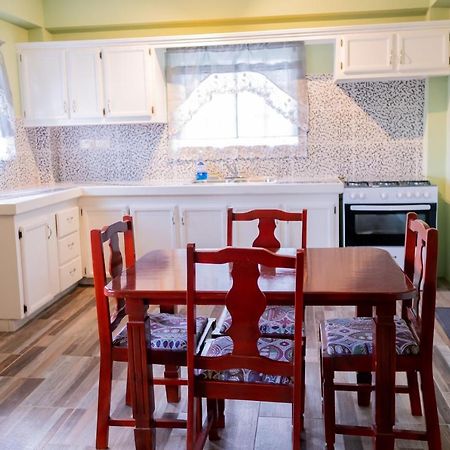 Golden Palms Apartment キングスタウン エクステリア 写真