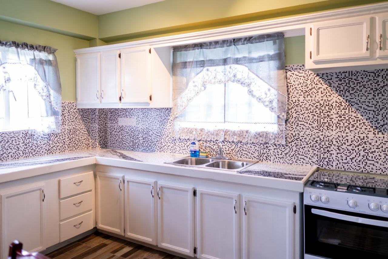 Golden Palms Apartment キングスタウン エクステリア 写真
